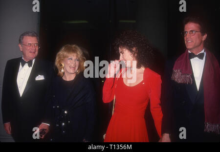 Los Angeles, CA - 3 mars : le comédien Charles Nelson Reilly, l'actrice Angie Dickinson, l'actrice Mary Steenburgen et l'acteur Ted Danson assister à la 22e Annual American Film Institute (AFI) Prix pour l'hommage à Jack Nicholson le 3 mars 1994 à l'hôtel Beverly Hilton à Beverly Hills, Californie. Photo de Barry King/Alamy Stock Photo Banque D'Images