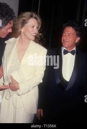 Los Angeles, CA - 3 mars : L'actrice Faye Dunaway, et l'acteur Dustin Hoffman assister à la 22e Annual American Film Institute (AFI) Prix pour l'hommage à Jack Nicholson le 3 mars 1994 à l'hôtel Beverly Hilton à Beverly Hills, Californie. Photo de Barry King/Alamy Stock Photo Banque D'Images