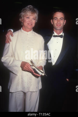 Los Angeles, CA - 3 mars : L'actrice Louise Fletcher et son fils Andrew Wilson Bick assister à la 22e Annual American Film Institute (AFI) Prix pour l'hommage à Jack Nicholson le 3 mars 1994 à l'hôtel Beverly Hilton à Beverly Hills, Californie. Photo de Barry King/Alamy Stock Photo Banque D'Images