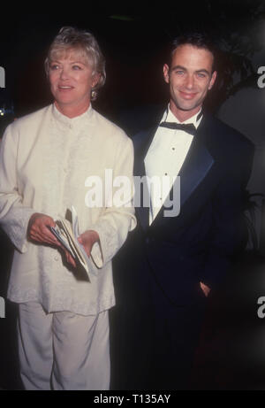 Los Angeles, CA - 3 mars : L'actrice Louise Fletcher et son fils Andrew Wilson Bick assister à la 22e Annual American Film Institute (AFI) Prix pour l'hommage à Jack Nicholson le 3 mars 1994 à l'hôtel Beverly Hilton à Beverly Hills, Californie. Photo de Barry King/Alamy Stock Photo Banque D'Images