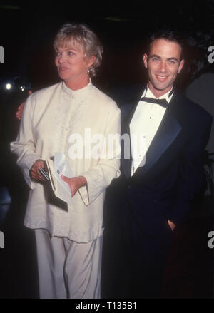 Los Angeles, CA - 3 mars : L'actrice Louise Fletcher et son fils Andrew Wilson Bick assister à la 22e Annual American Film Institute (AFI) Prix pour l'hommage à Jack Nicholson le 3 mars 1994 à l'hôtel Beverly Hilton à Beverly Hills, Californie. Photo de Barry King/Alamy Stock Photo Banque D'Images