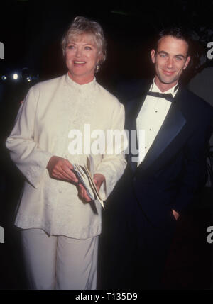 Los Angeles, CA - 3 mars : L'actrice Louise Fletcher et son fils Andrew Wilson Bick assister à la 22e Annual American Film Institute (AFI) Prix pour l'hommage à Jack Nicholson le 3 mars 1994 à l'hôtel Beverly Hilton à Beverly Hills, Californie. Photo de Barry King/Alamy Stock Photo Banque D'Images