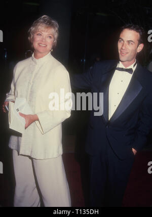 Los Angeles, CA - 3 mars : L'actrice Louise Fletcher et son fils Andrew Wilson Bick assister à la 22e Annual American Film Institute (AFI) Prix pour l'hommage à Jack Nicholson le 3 mars 1994 à l'hôtel Beverly Hilton à Beverly Hills, Californie. Photo de Barry King/Alamy Stock Photo Banque D'Images