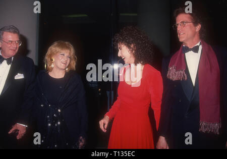 Los Angeles, CA - 3 mars : le comédien Charles Nelson Reilly, l'actrice Angie Dickinson, l'actrice Mary Steenburgen et l'acteur Ted Danson assister à la 22e Annual American Film Institute (AFI) Prix pour l'hommage à Jack Nicholson le 3 mars 1994 à l'hôtel Beverly Hilton à Beverly Hills, Californie. Photo de Barry King/Alamy Stock Photo Banque D'Images