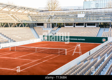 Vue générale de la cour de Simonne Mathieu tennis en terre battue, la dernière de Roland Garros à Paris, où l'Open de France a lieu. Banque D'Images