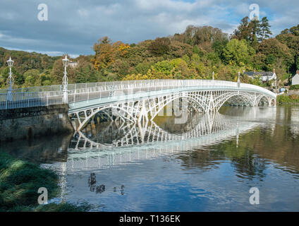 L'ancien pont en fer au-dessus de la rivière Wye à Chepstow, formant un lien entre le Pays de Galles et l'Angleterre. Construit au début du 19ème siècle, il est de catégorie 1 Banque D'Images