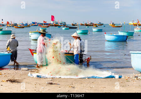 MUI NE, VIETNAM - 22 février 2018 : les pêcheurs fixent les filets de pêche dans un port de pêcheurs à Mui Ne, Vietnam Banque D'Images