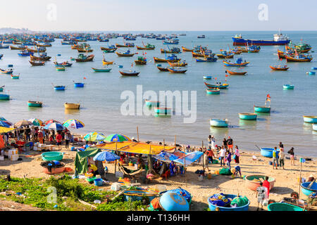 MUI NE, VIETNAM - 22 février 2018 : : Pêche port plein de bateaux et un marché à Mui Ne, Vietnam Banque D'Images