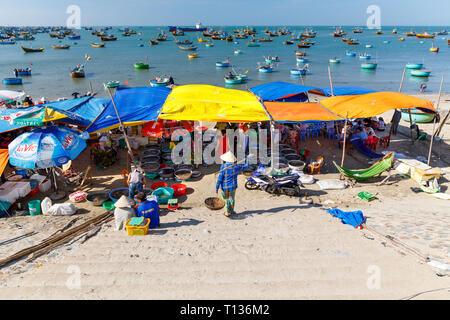 MUI NE, VIETNAM - 22 février 2018 : : Pêche port plein de bateaux et un marché à Mui Ne, Vietnam Banque D'Images