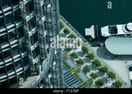 Depuis le 44e étage de l'un des tours de Barangaroo rend le Sydney Harbour Ferry Supercat et 4-5m de hauts arbres très petites. Banque D'Images