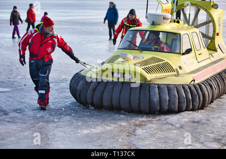 Aéroglisseur de couverts et de l'équipage de l'Agence suédoise de la Société de sauvetage en mer sur la glace du lac Malaren, Sigtuna, Suède, Scandinavie Banque D'Images