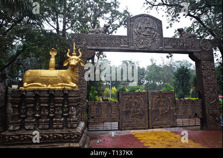 Entrée d'un parc public (Inde) La sculpture est d'or représentant le taureau Nandi, la monture du dieu hindou Shiva. Banque D'Images