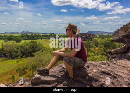 Jeune homme enyoing vue depuis le Nadab Lookout dans le parc national de Kakadu ubirr, Banque D'Images