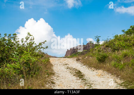 Vieille mine mountain chemin de terre et ciel bleu Banque D'Images