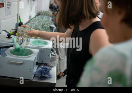 Trempant une bouteille de gin dans la cire chaude pour le fermer Banque D'Images