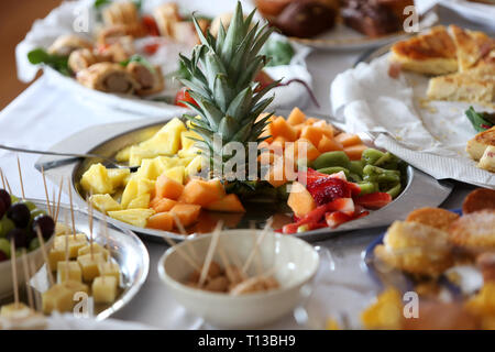 Retro, old fashioned cuisine de fête qui est représenté sur une table à un parti à Bognor Regis, West Sussex, UK. Banque D'Images