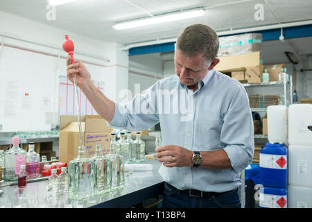 Un homme dans une distillerie de gin gin Brighton productrices. Banque D'Images