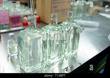 Un homme dans une distillerie de gin gin Brighton productrices. Banque D'Images