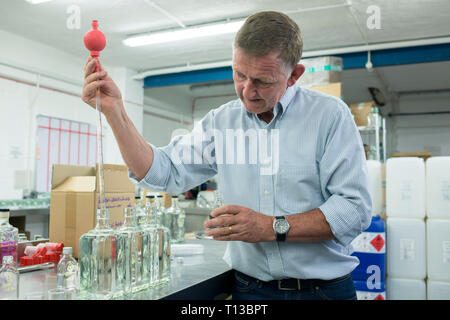 Un homme dans une distillerie de gin gin Brighton productrices. Banque D'Images