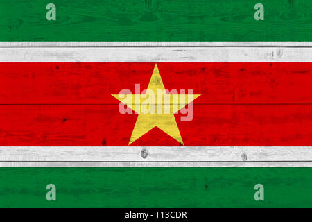 Suriname drapeau peint sur la planche en bois ancien. Contexte patriotique. Drapeau national du Suriname Banque D'Images