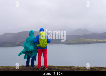 Les touristes regardant le lac glacier, Landmannalaugar, Islande Banque D'Images