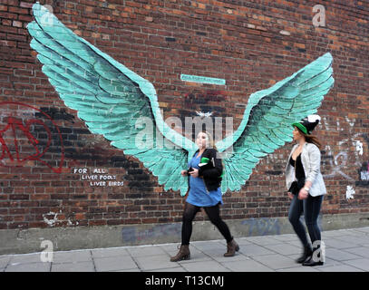 Paul Curtis's "pour tous les oiseaux de foie de Liverpool Street Art. Banque D'Images