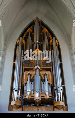 L'intérieur d'organes l'église Hallgrimskirkja, Reykjavik, Islande Banque D'Images