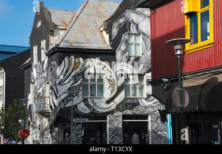 Vieille maison peint avec des peintures murales dans le centre-ville de Reykjavik, Islande Banque D'Images