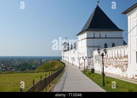 La vue sur le mur oriental du Kremlin de Tobolsk avec la tour carrée de l'Est, au sud-est de tour ronde et pontificale d'équitation. Tobolsk. La Sibérie. Rus Banque D'Images