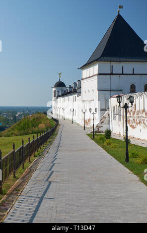 La vue sur le mur oriental du Kremlin de Tobolsk avec la tour carrée de l'Est, au sud-est de tour ronde et pontificale d'équitation. Tobolsk. La Sibérie. Rus Banque D'Images