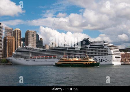 Une banlieue de Sydney Harbour Ferry le passé, le "MSC Magnifica' un paquebot de croisière amarré à Circular Quay, Sydney, Australie Banque D'Images