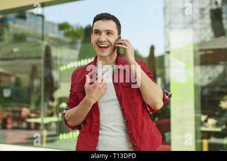 Happy man wearing trendy chemise rouge et gris t-shirt Banque D'Images