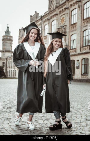 Les filles de joie ayant des diplômes à l'université Banque D'Images