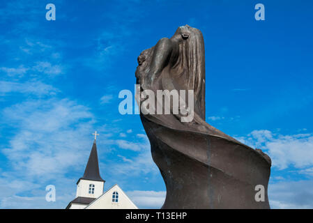 Sculpture en pierre de lave et de l'église sur l'île de Heimaey, Îles Westman (Hofn, Islande) Banque D'Images