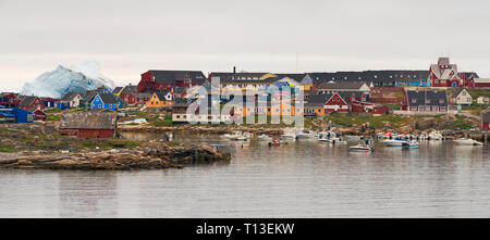 Maisons peintes de couleurs vives sur l'île Disko, Qeqertarsuaq, Groenland Banque D'Images