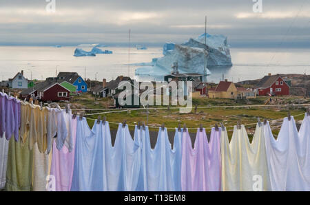 Blanchisserie de séchage sur la plage, Qeqertarsuaq, Groenland Banque D'Images