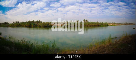 Vue de l'euphrate de l'ancien palais de Saddam Hussein à Hillah, Babyl, Iraq Banque D'Images