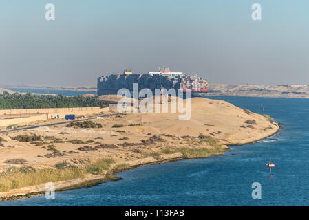 Ismailia, Egypte - Novembre 5, 2017 : grand navire porte-conteneurs MSC Maya passant Canal de Suez dans la brume de sable en Egypte. Banque D'Images