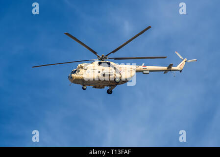 El Qantara, Egypte - Novembre 5, 2017 : un Mil Mi-8 Hip qui patrouille dans le canal de Suez en Égypte. Banque D'Images