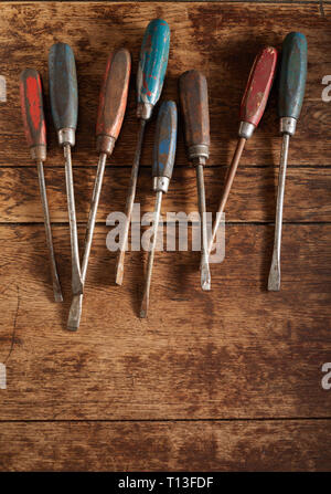 Jeu de tournevis manipulé en bois old vintage disposés en une ligne sous la forme d'un bord supérieur sur bois rustique with copy space Banque D'Images