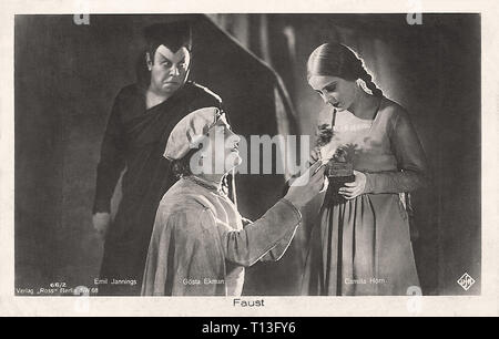 La photographie publicitaire de Gösta Ekman Emil Jannings et Camilla Horn dans Faust (1926) - L'ère du cinéma muet Banque D'Images