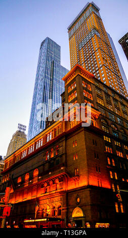 Gratte-ciel de la ville de New York pendant le coucher du soleil Banque D'Images