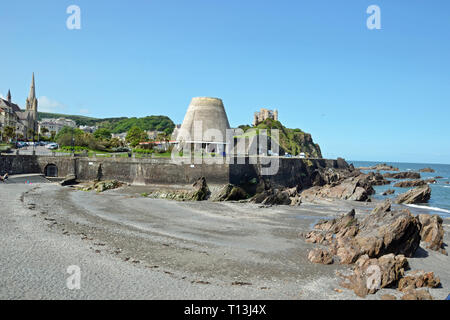 Vue de la plage d''Ilfracombe, avec le Théâtre Landmark, connu localement sous le nom de Madonna's Bra sur la promenade, Ilfracombe, Devon, UK Banque D'Images