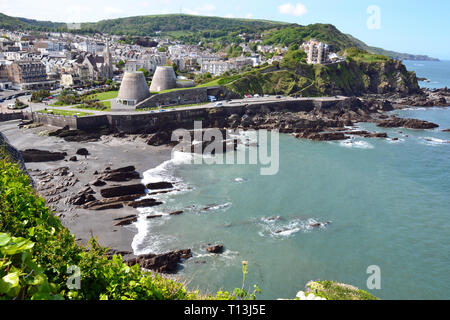 Voir d'Ilfracombe, avec le Théâtre Landmark, connu localement sous le nom de Madonna's Bra sur la promenade, Ilfracombe, Devon, UK Banque D'Images