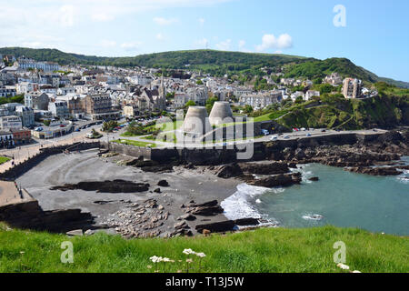 Voir d'Ilfracombe, avec le Théâtre Landmark, connu localement sous le nom de Madonna's Bra sur la promenade, Ilfracombe, Devon, UK Banque D'Images