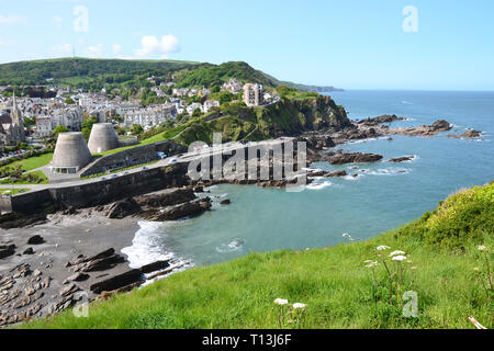 Voir d'Ilfracombe, avec le Théâtre Landmark, connu localement sous le nom de Madonna's Bra sur la promenade, Ilfracombe, Devon, UK Banque D'Images