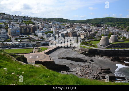 Voir d'Ilfracombe, avec le Théâtre Landmark, connu localement sous le nom de Madonna's Bra sur la promenade, Ilfracombe, Devon, UK Banque D'Images