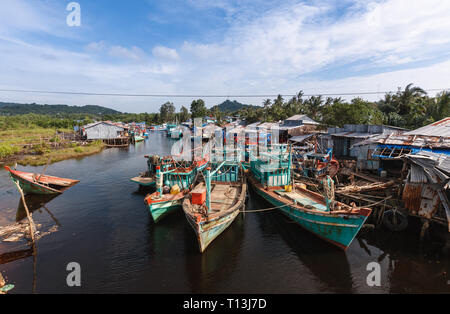 La location de bateaux de pêche s'asseoir à côté de l'épave du reste de vieux bateaux et ruines dock Banque D'Images