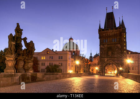 Vue panoramique sur le Pont Charles matin vers Old Town - Prague, République Tchèque Banque D'Images