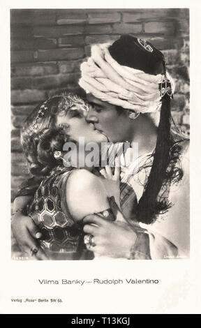 La photographie publicitaire de Vilma Banky et Rudolph Valentino dans le Fils du cheik (1926) - L'ère du cinéma muet Banque D'Images